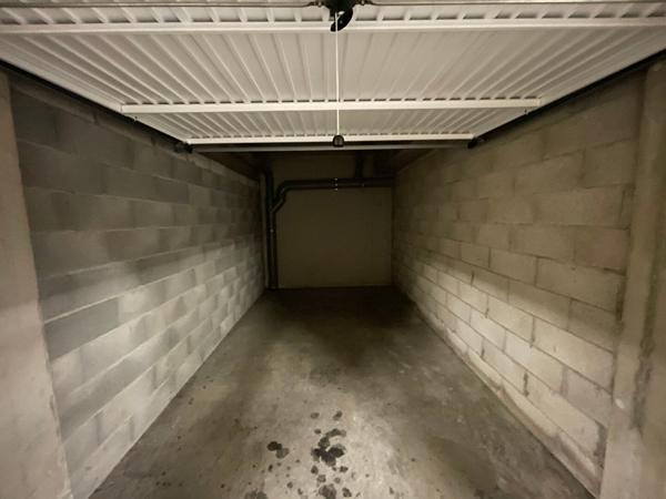 Garage ferme secruise Lyon 8 proche du metro D et du tram T6