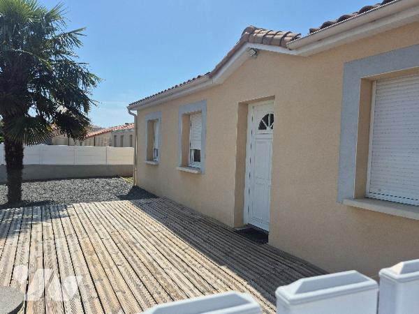 A MONTREVAULT SUR EVRE (Saint Pierre Montlimart), un pavillon de plain-pied (2010) avec 3 chambres
