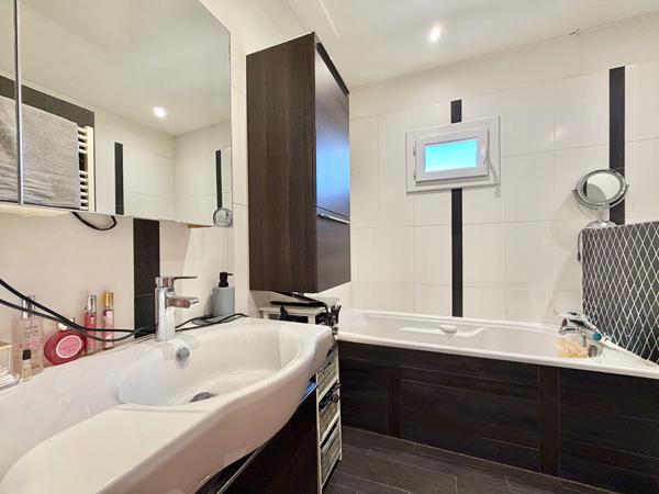 VALLABREGUES - MAISON 5 PIECES - JARDIN - GARAGE - PISCINE