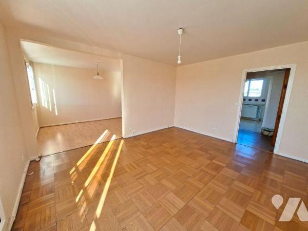 COULAINES - PROCHE COMMERCES ET TRANSPORTS
Appartement traversant, très lumineux 
au 3ème éta...