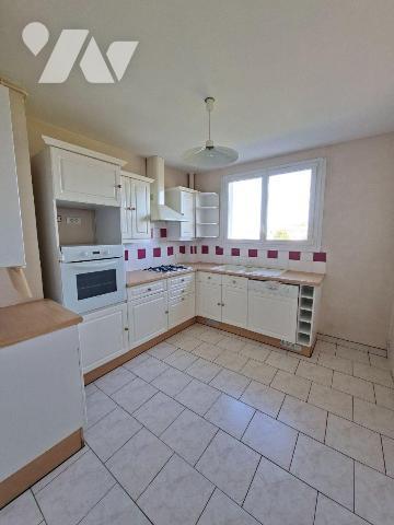 COULAINES - PROCHE COMMERCES ET TRANSPORTS
Appartement traversant, très lumineux 
au 3ème éta...