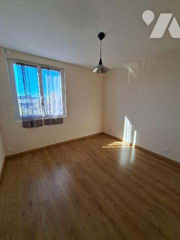 COULAINES - PROCHE COMMERCES ET TRANSPORTS
Appartement traversant, très lumineux 
au 3ème éta...