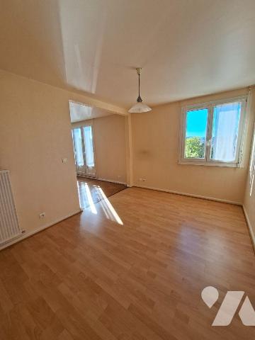 COULAINES - PROCHE COMMERCES ET TRANSPORTS
Appartement traversant, très lumineux 
au 3ème éta...