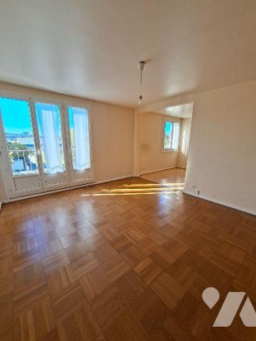 COULAINES - PROCHE COMMERCES ET TRANSPORTS
Appartement traversant, très lumineux 
au 3ème éta...