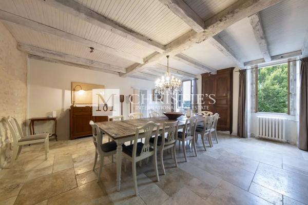 Vente exclusive : ancien domaine de cognac entièrement rénové près d’Angoulême.