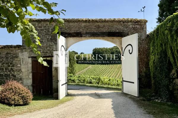 Vente exclusive : ancien domaine de cognac entièrement rénové près d’Angoulême.