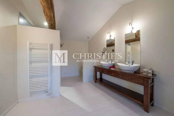 Vente exclusive : ancien domaine de cognac entièrement rénové près d’Angoulême.