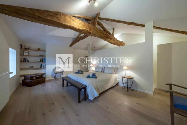 Vente exclusive : ancien domaine de cognac entièrement rénové près d’Angoulême.