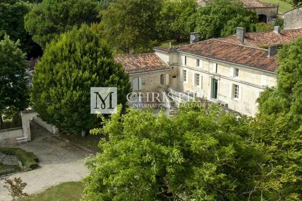 Vente exclusive : ancien domaine de cognac entièrement rénové près d’Angoulême.