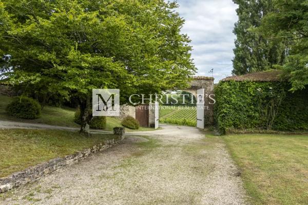 Vente exclusive : ancien domaine de cognac entièrement rénové près d’Angoulême.