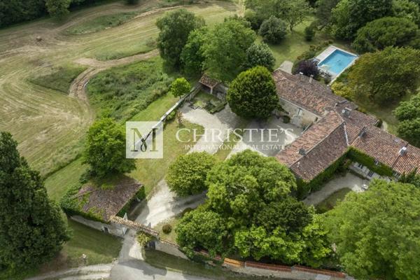 Vente exclusive : ancien domaine de cognac entièrement rénové près d’Angoulême.