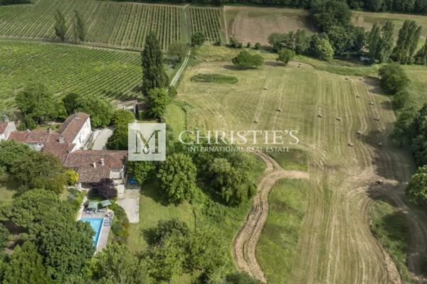 Vente exclusive : ancien domaine de cognac entièrement rénové près d’Angoulême.