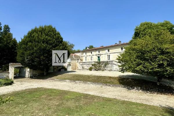 Vente exclusive : ancien domaine de cognac entièrement rénové près d’Angoulême.