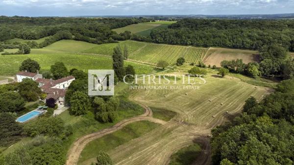Vente exclusive : ancien domaine de cognac entièrement rénové près d’Angoulême.
