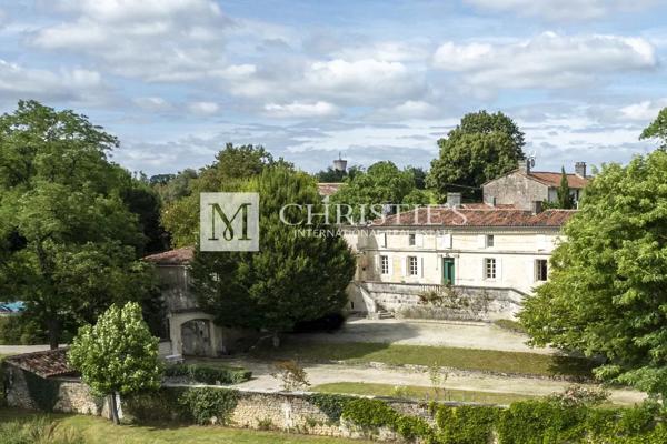 Vente exclusive : ancien domaine de cognac entièrement rénové près d’Angoulême.