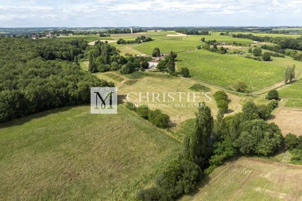 Vente exclusive : ancien domaine de cognac entièrement rénové près d’Angoulême.