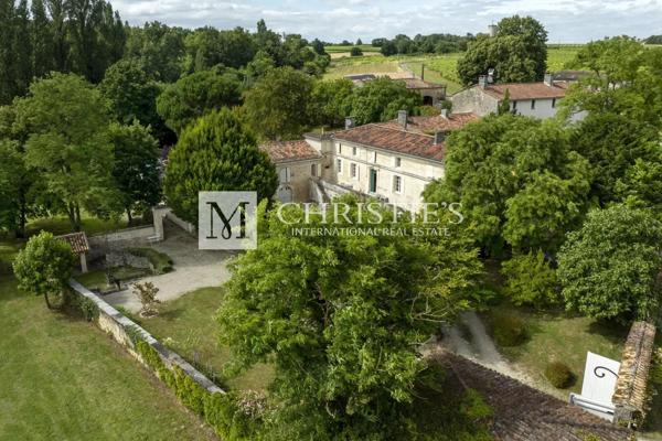 Vente exclusive : ancien domaine de cognac entièrement rénové près d’Angoulême.
