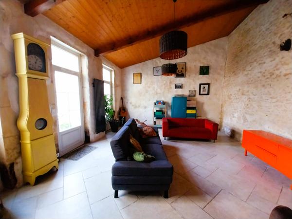 Burie (17770) RARE : Maison de ville au charme intemporel et dépendance réhabilitable avec terrain