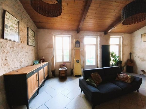 Burie (17770) RARE : Maison de ville au charme intemporel et dépendance réhabilitable avec terrain