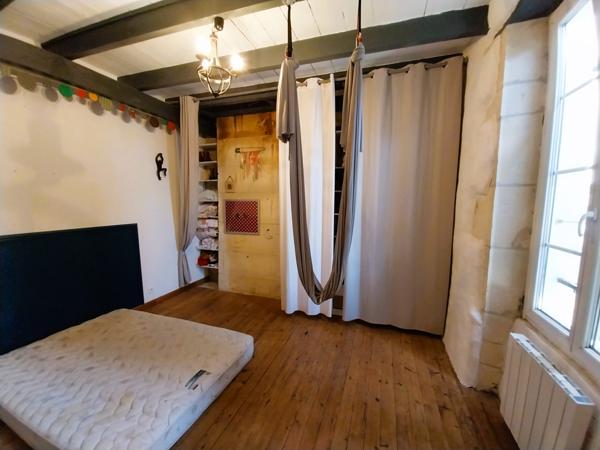 Burie (17770) RARE : Maison de ville au charme intemporel et dépendance réhabilitable avec terrain