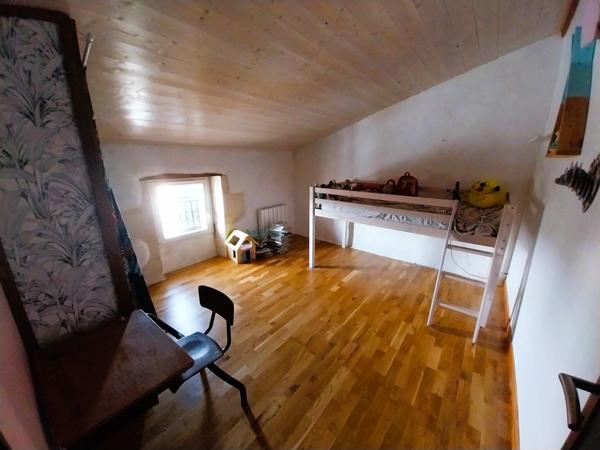 Burie (17770) RARE : Maison de ville au charme intemporel et dépendance réhabilitable avec terrain