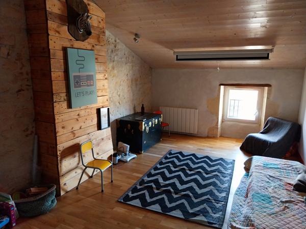 Burie (17770) RARE : Maison de ville au charme intemporel et dépendance réhabilitable avec terrain