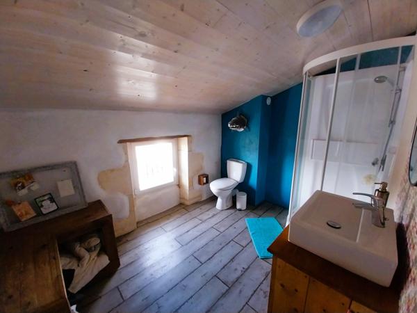 Burie (17770) RARE : Maison de ville au charme intemporel et dépendance réhabilitable avec terrain