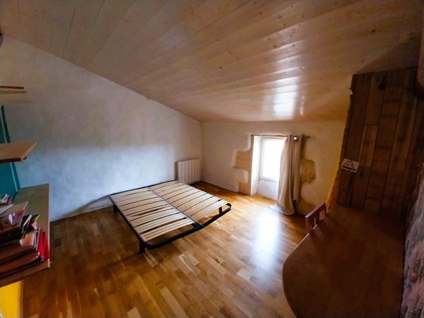 Burie (17770) RARE : Maison de ville au charme intemporel et dépendance réhabilitable avec terrain