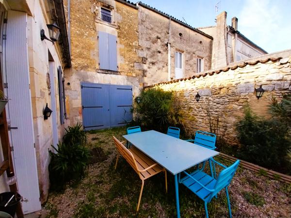 Burie (17770) RARE : Maison de ville au charme intemporel et dépendance réhabilitable avec terrain