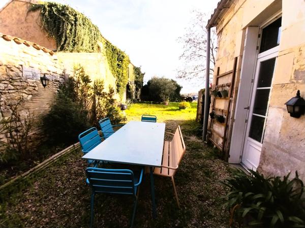 Burie (17770) RARE : Maison de ville au charme intemporel et dépendance réhabilitable avec terrain