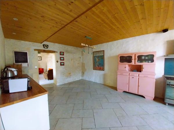 Burie (17770) RARE : Maison de ville au charme intemporel et dépendance réhabilitable avec terrain