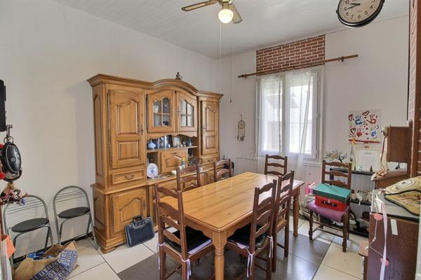 À VENDRE MAISON DE VILLAGE EN R+2 AVEC COUR DE 11 M² EN REZ-DE-CHAUSSEE