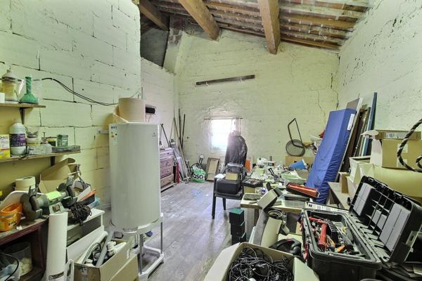À VENDRE MAISON DE VILLAGE EN R+2 AVEC COUR DE 11 M² EN REZ-DE-CHAUSSEE