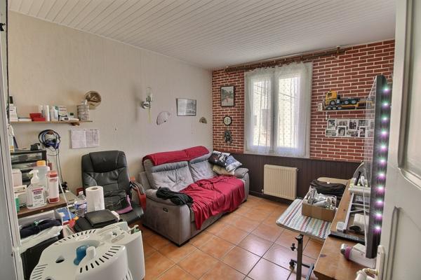 À VENDRE MAISON DE VILLAGE EN R+2 AVEC COUR DE 11 M² EN REZ-DE-CHAUSSEE