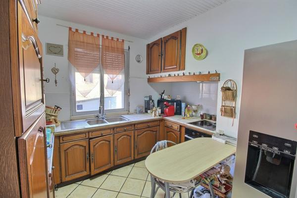 À VENDRE MAISON DE VILLAGE EN R+2 AVEC COUR DE 11 M² EN REZ-DE-CHAUSSEE