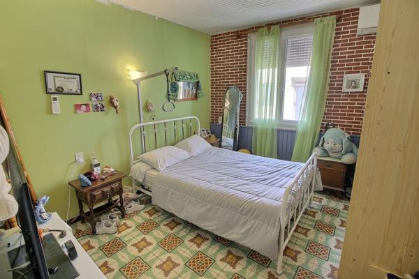 À VENDRE MAISON DE VILLAGE EN R+2 AVEC COUR DE 11 M² EN REZ-DE-CHAUSSEE