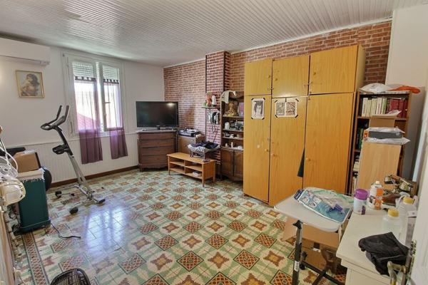 À VENDRE MAISON DE VILLAGE EN R+2 AVEC COUR DE 11 M² EN REZ-DE-CHAUSSEE