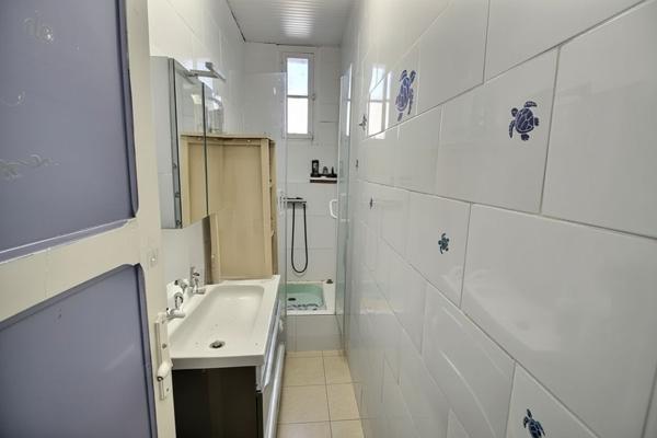 À VENDRE MAISON DE VILLAGE EN R+2 AVEC COUR DE 11 M² EN REZ-DE-CHAUSSEE