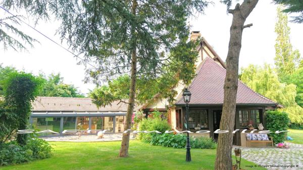 Propriété de 10 pièces, 5 chambres, 2 vérandas, piscine d'intérieur, terrain clos de 3500m2.