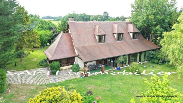 Propriété de 10 pièces, 5 chambres, 2 vérandas, piscine d'intérieur, terrain clos de 3500m2.