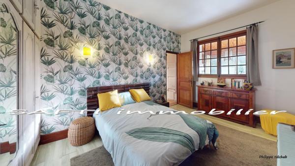 Propriété de 10 pièces, 5 chambres, 2 vérandas, piscine d'intérieur, terrain clos de 3500m2.