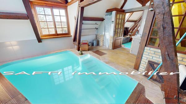 Propriété de 10 pièces, 5 chambres, 2 vérandas, piscine d'intérieur, terrain clos de 3500m2.