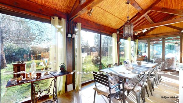 Propriété de 10 pièces, 5 chambres, 2 vérandas, piscine d'intérieur, terrain clos de 3500m2.