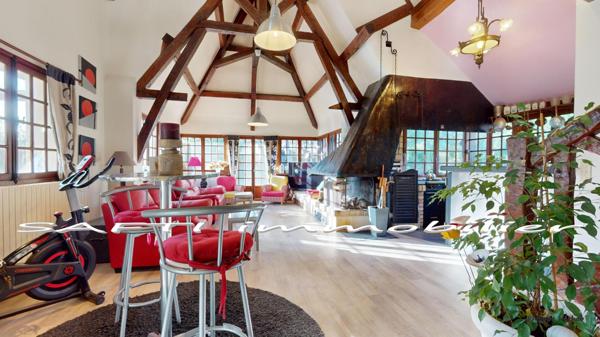 Propriété de 10 pièces, 5 chambres, 2 vérandas, piscine d'intérieur, terrain clos de 3500m2.