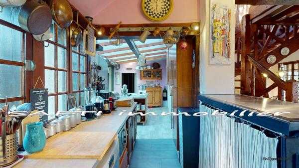 Propriété de 10 pièces, 5 chambres, 2 vérandas, piscine d'intérieur, terrain clos de 3500m2.