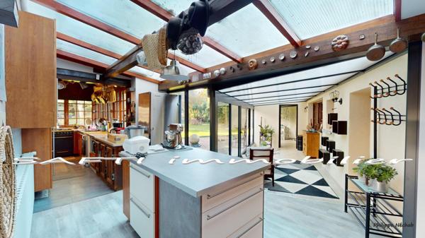 Propriété de 10 pièces, 5 chambres, 2 vérandas, piscine d'intérieur, terrain clos de 3500m2.