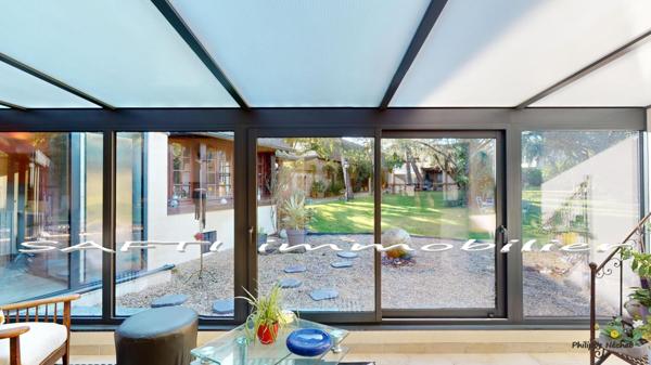 Propriété de 10 pièces, 5 chambres, 2 vérandas, piscine d'intérieur, terrain clos de 3500m2.