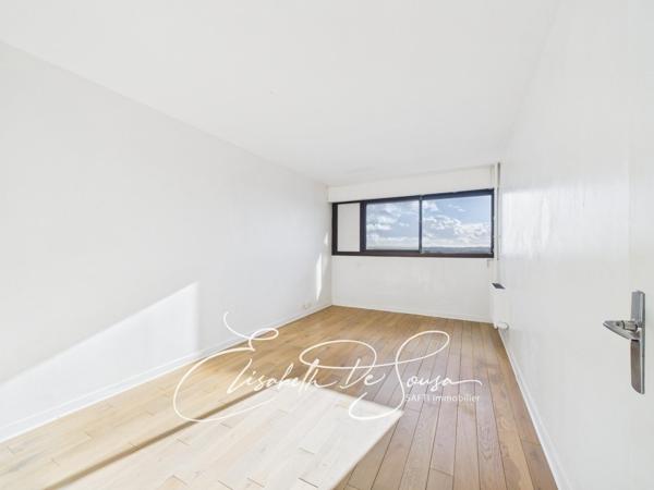 STUDIO SANS VIS A VIS DANS RESIDENCE DE STANDING