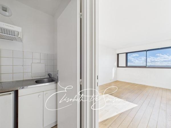 STUDIO SANS VIS A VIS DANS RESIDENCE DE STANDING