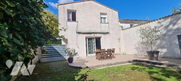 Au calme , et à moins de 10 nm de toutes les commodités, Maison avec beaucoup de charme à étage...